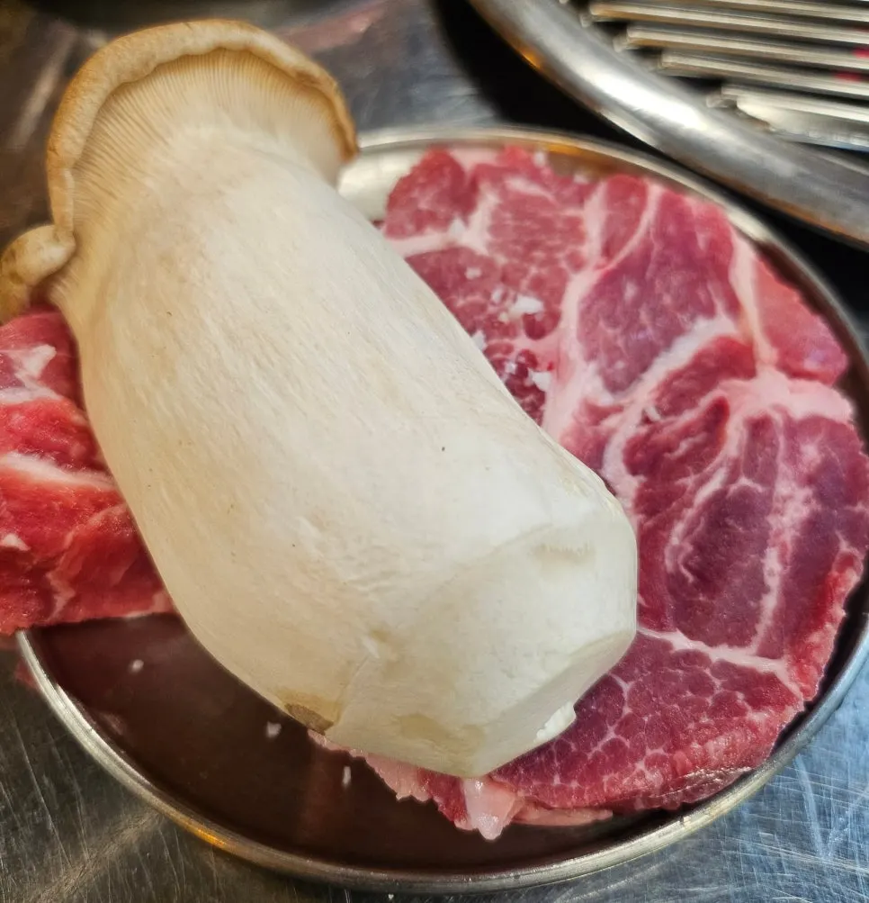 연탄불 위에 올린 목살