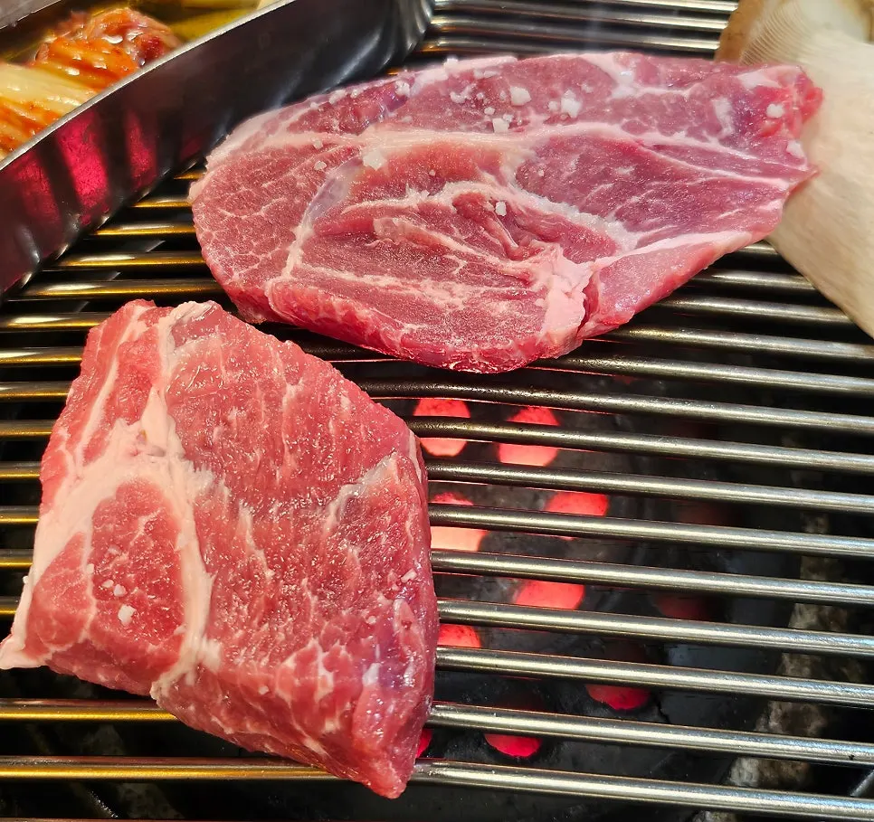 도톰한 목살 굽는 모습