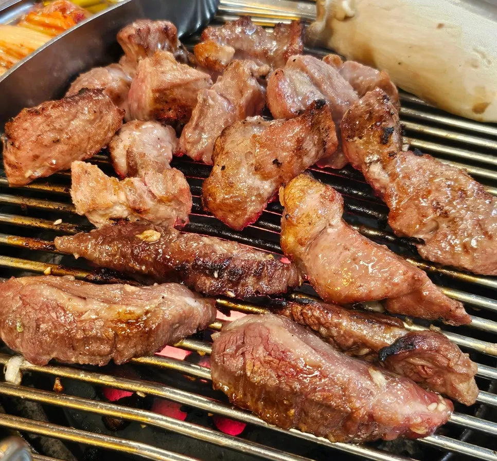 겉이 바삭하게 구워진 목살