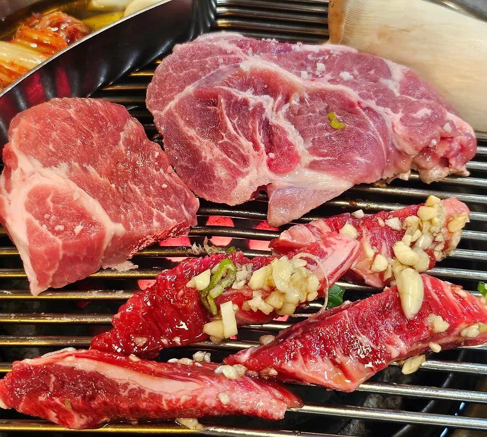 연탄불에 굽는 양념 소갈비살