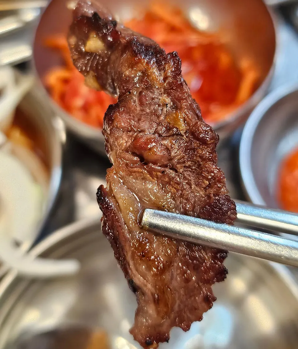 양념이 노릇하게 익은 소갈비살