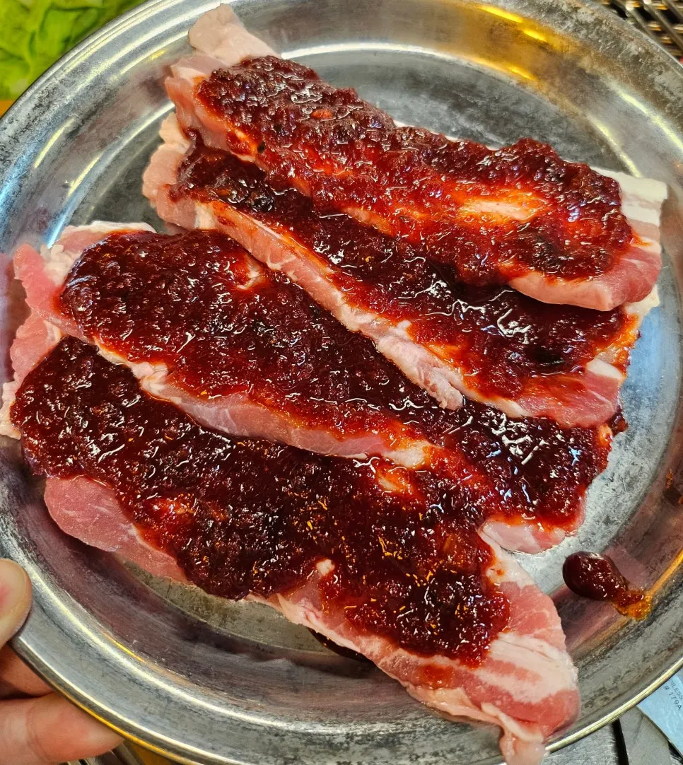고추장 양념이 진하게 발린 고추장삼겹살