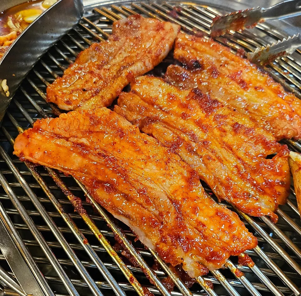 연탄불에 굽기 시작한 고추장삼겹살