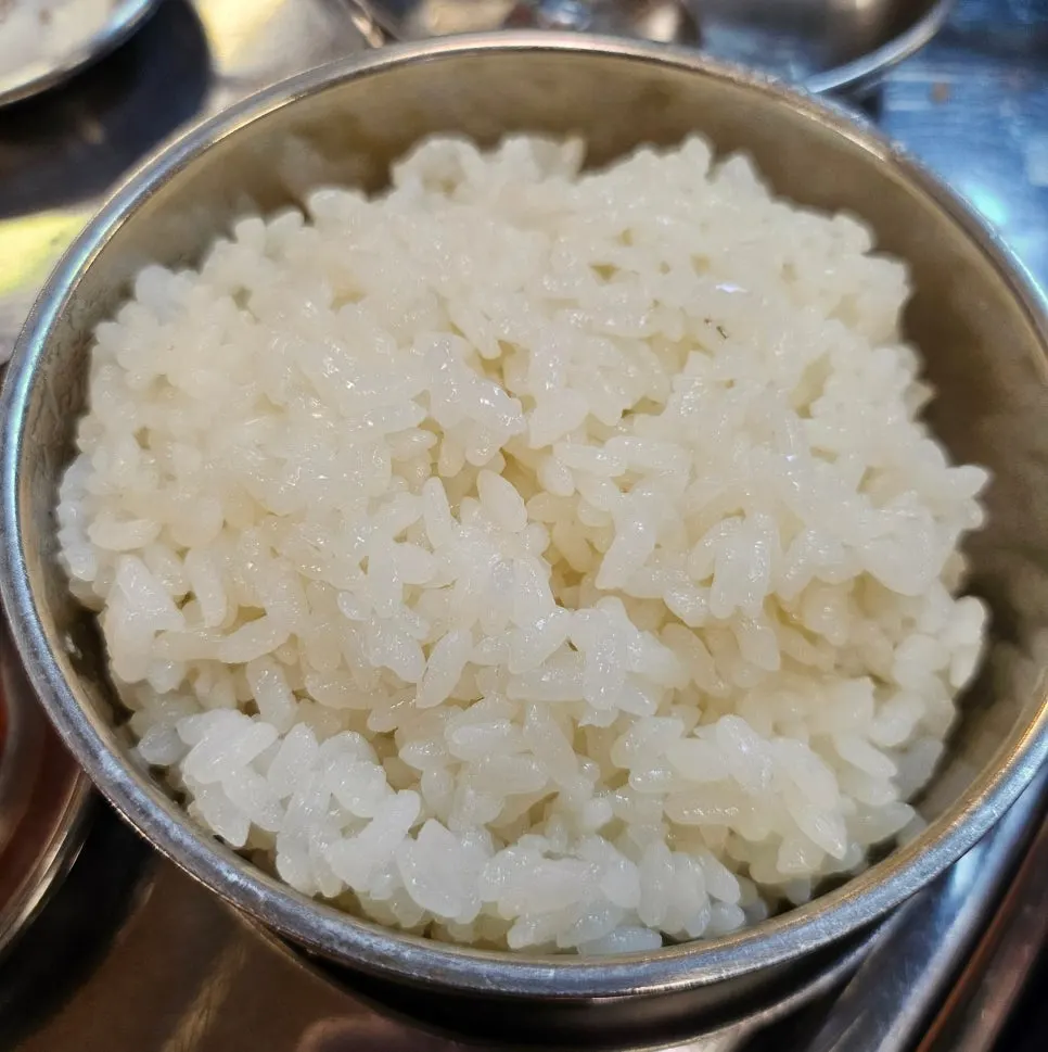 추가로 주문한 공깃밥과 된장찌개