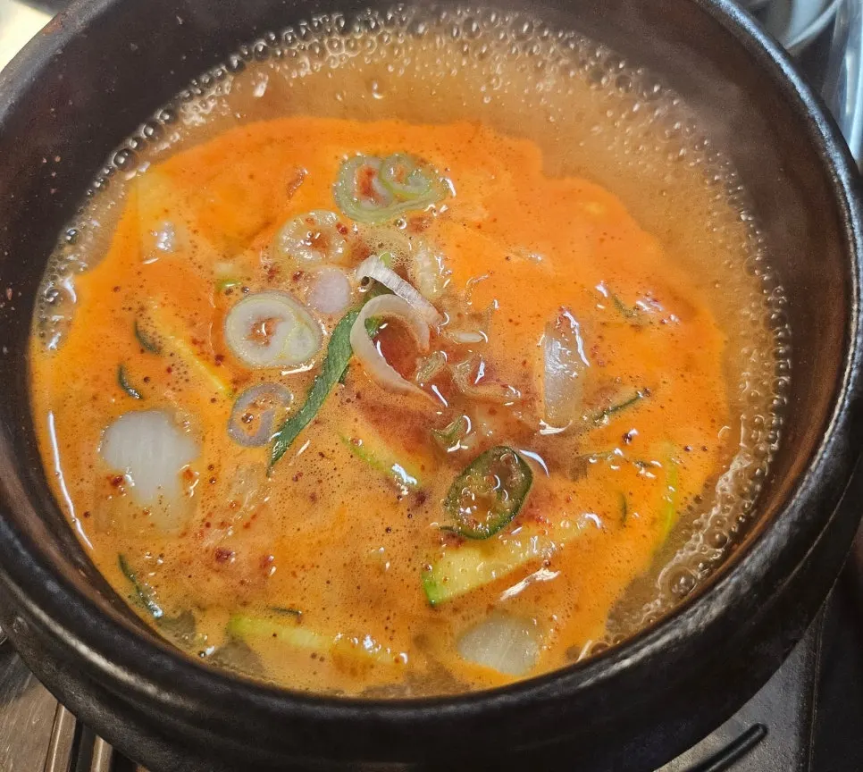 고추장삼겹살과 된장찌개 곁들인 상차림