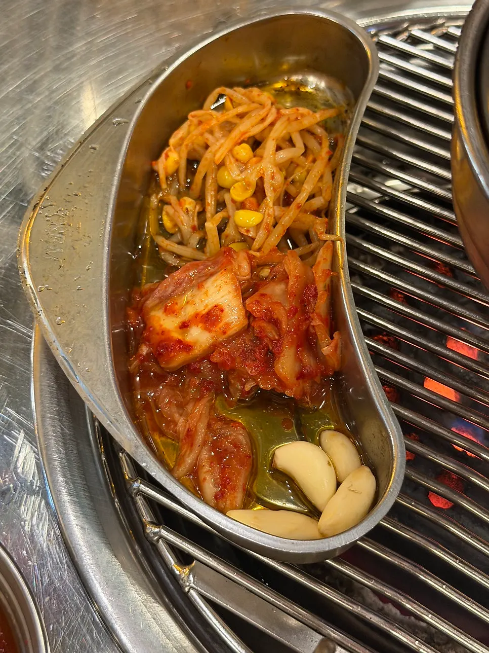 콩나물, 김치, 장류가 놓인 기본 반찬 세팅