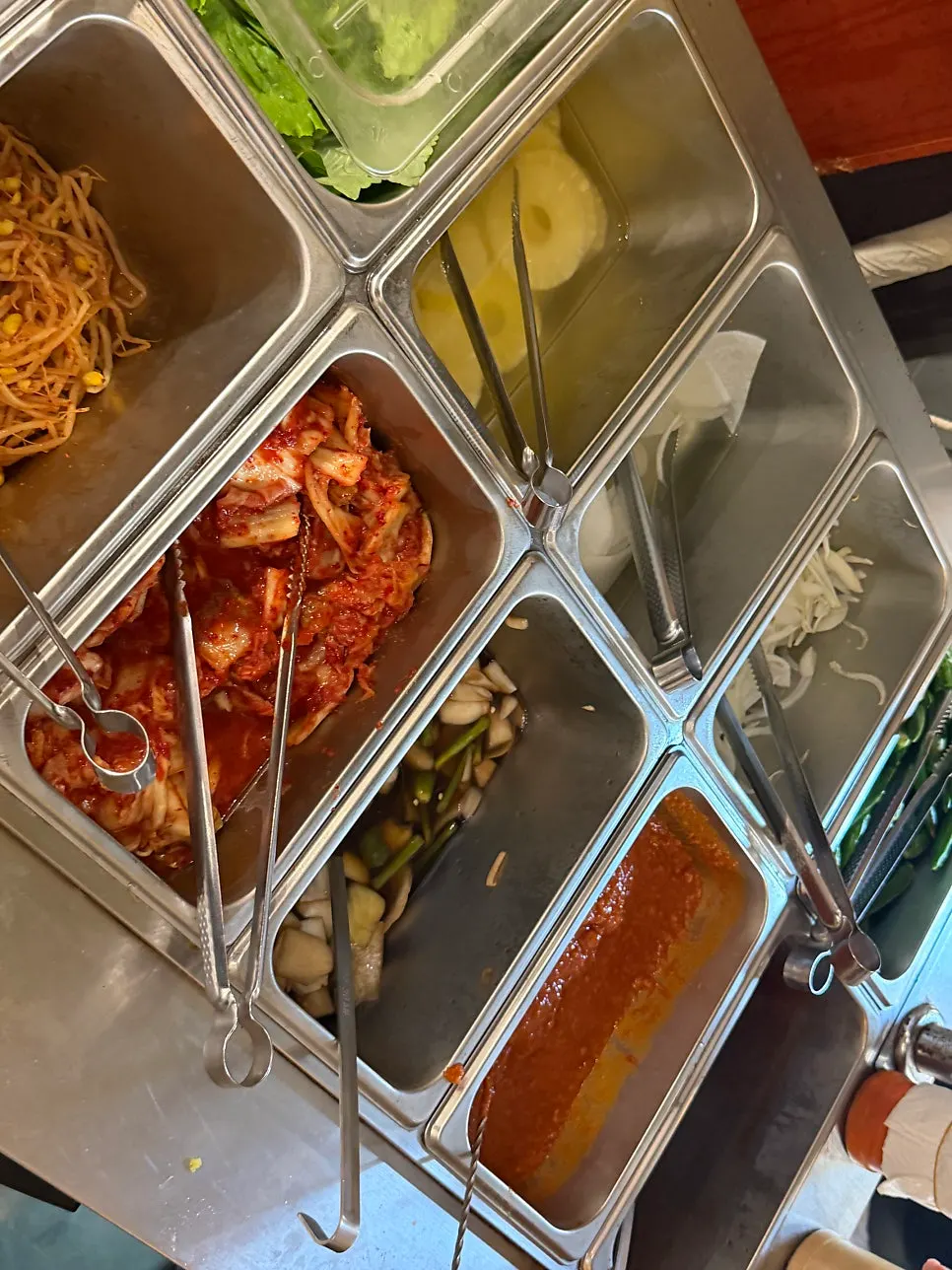 추가로 담아 온 김치와 마늘