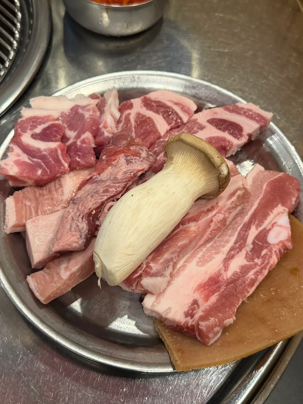 참기름소금장과 멜젓을 담은 접시