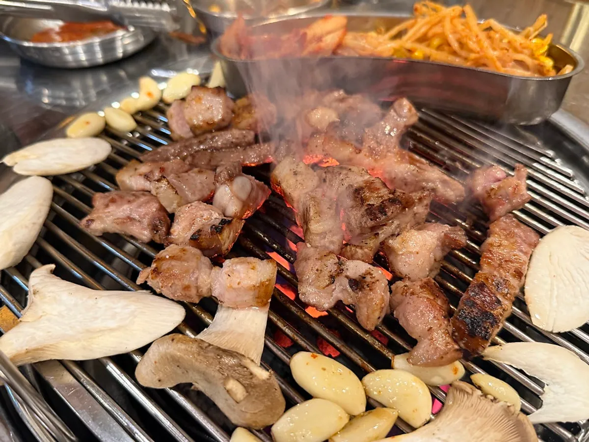 연탄 화로에서 구워지는 고기