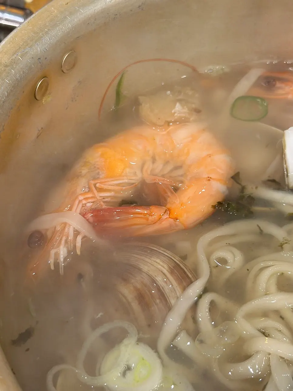 왕새우와 조개가 올라간 해물 칼국수