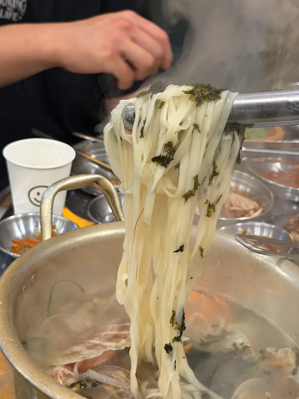 가리비와 백합이 담긴 칼국수 국물