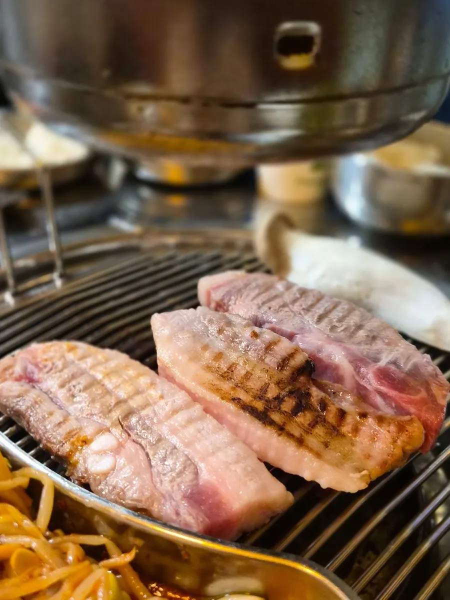 돼지고기와 곁들인 비빔냉면