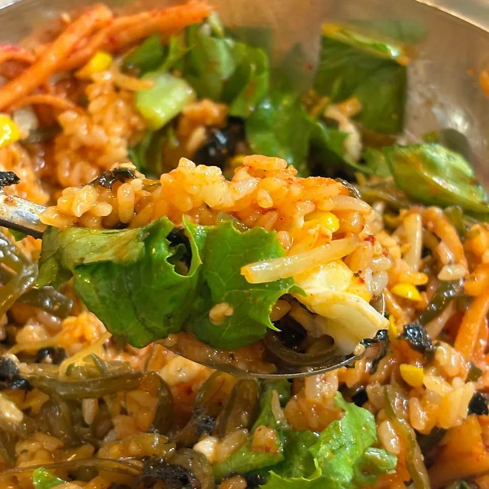 Samsuni bibimbap served with meat