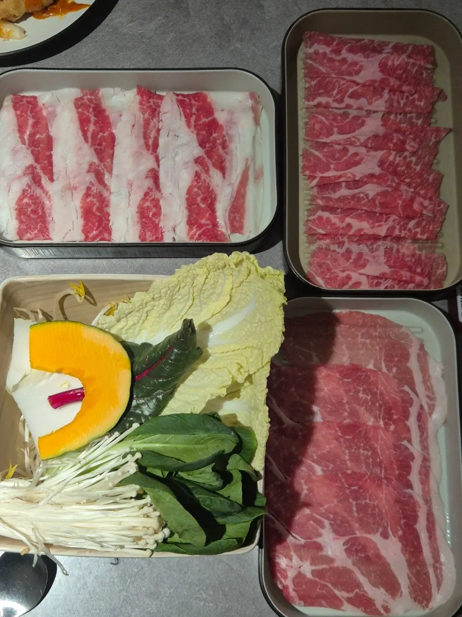 Mild and spicy split shabu-shabu broth