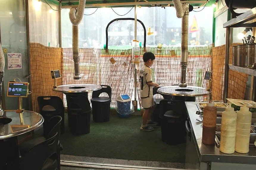 도란도란 고기 굽기 좋은 매장 내부