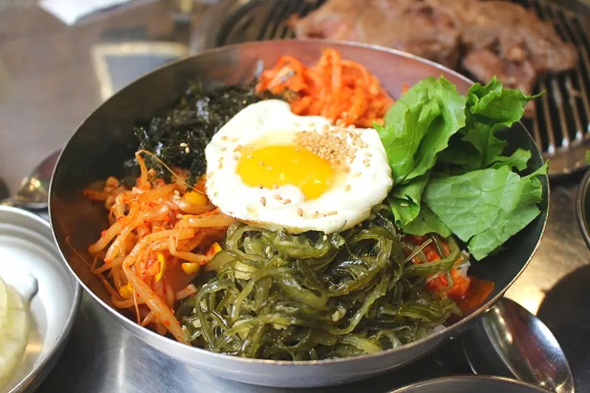 기본찬을 더 담는 셀프 코너
