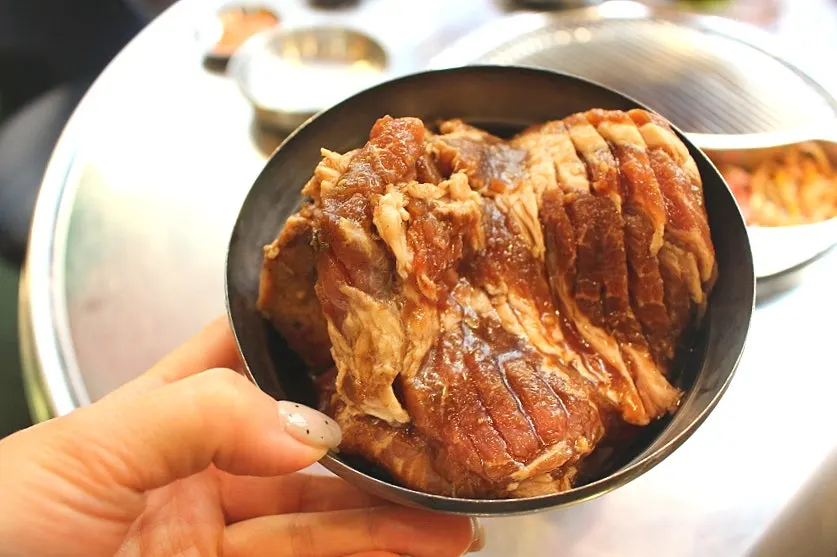 나물과 달걀 프라이를 올린 비빔밥