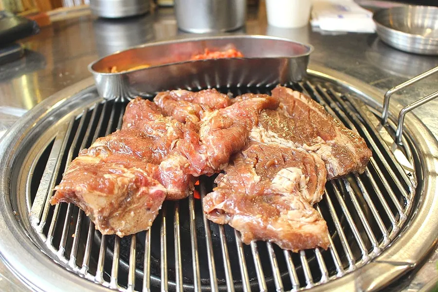 연탄불에 구워 먹는 고기 상차림