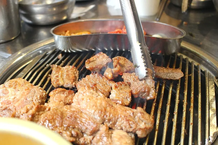 불판 위에 올린 양념갈비