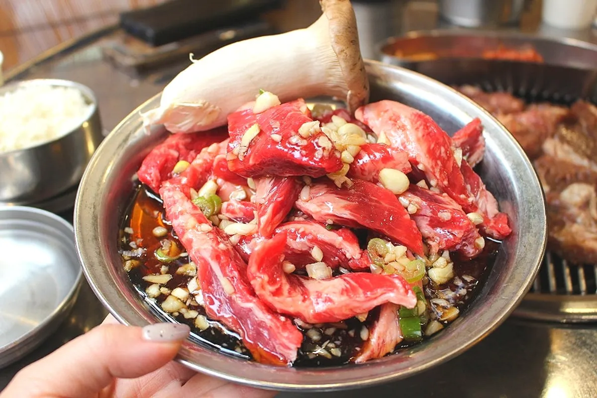 비빔밥과 고기를 넣은 쌈밥