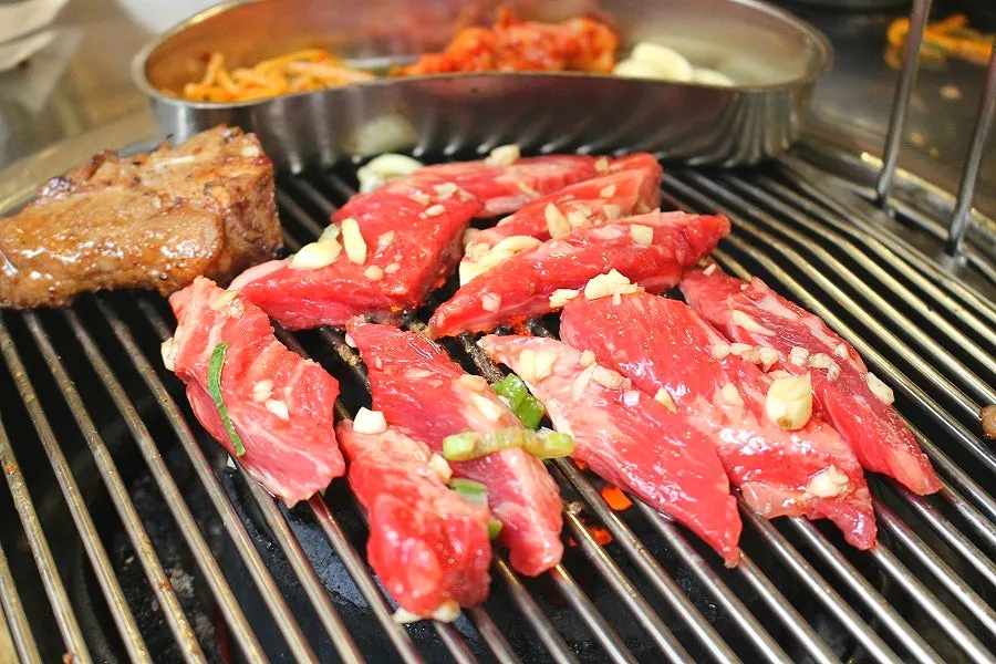 양념소갈비살 굽는 모습