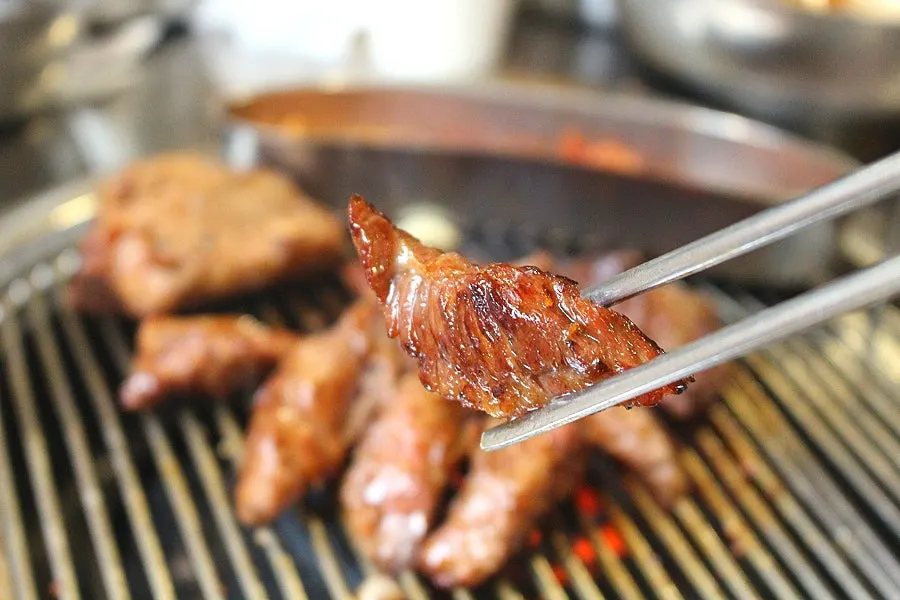 적당히 익힌 양념소갈비살