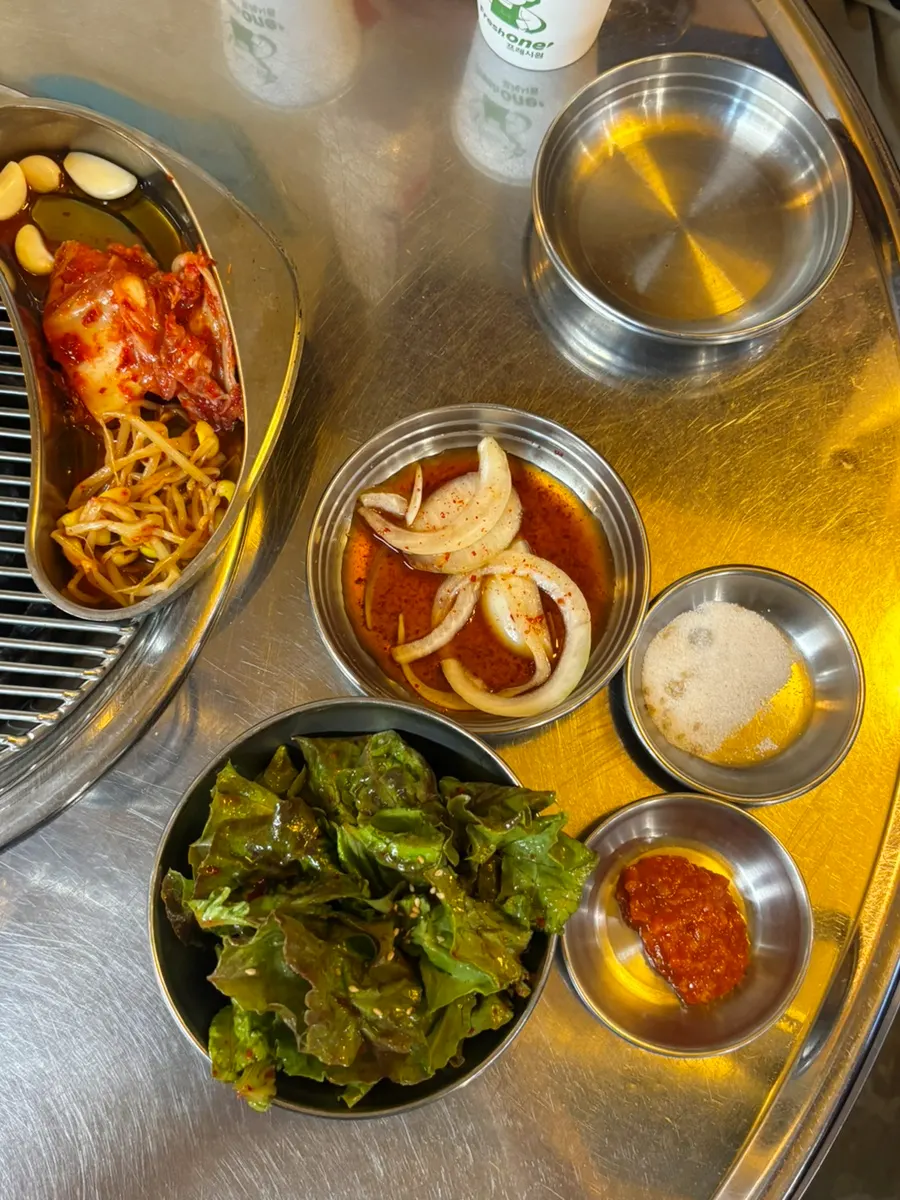 상추겉절이와 양파절임 기본찬