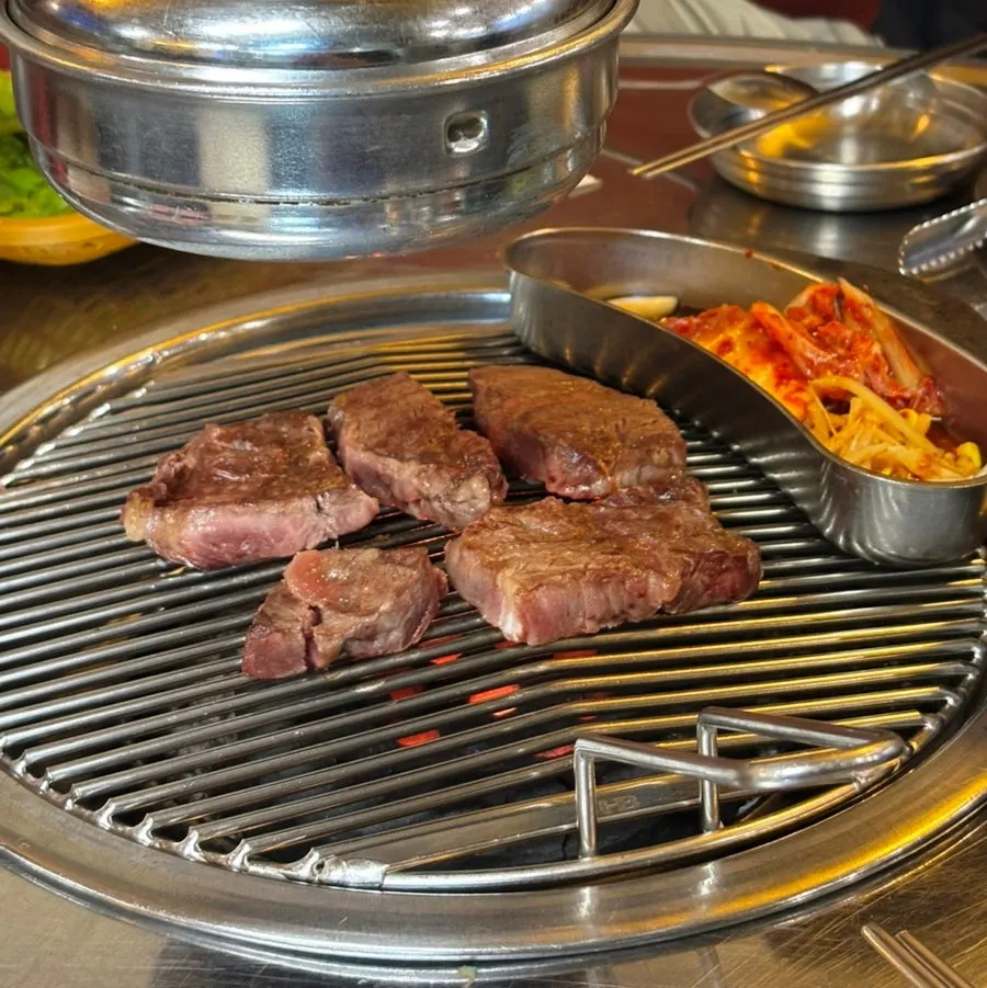연탄불 위 고기 굽기