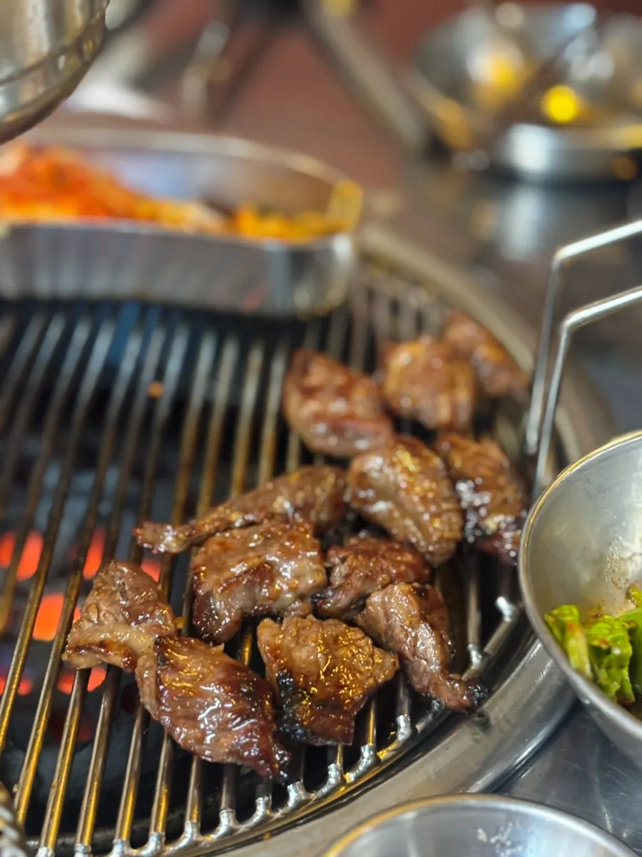 노릇하게 익은 양념 소갈비살