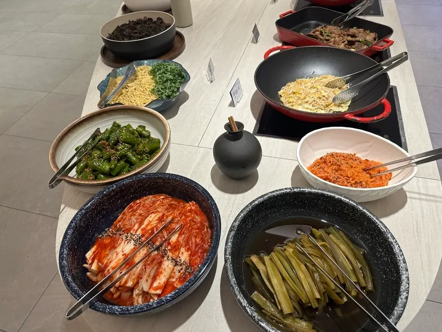 샐러드바 요리 코너 진열