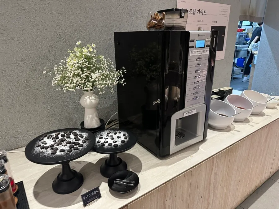 커피가 준비된 디저트 존