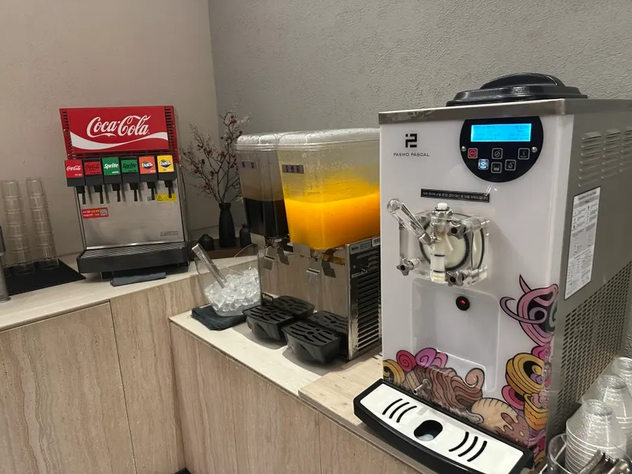 아이스크림과 음료 셀프 코너