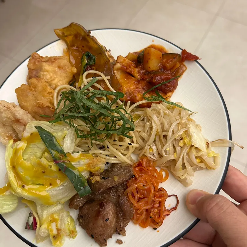 샐러드바에서 담아온 음식 한 접시