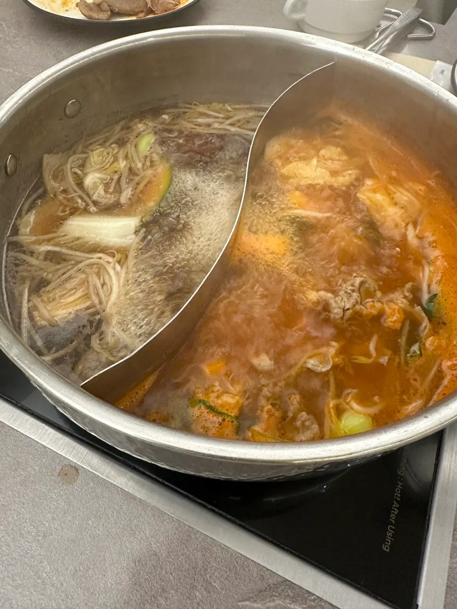 샤브샤브 냄비와 추가로 가져온 고기