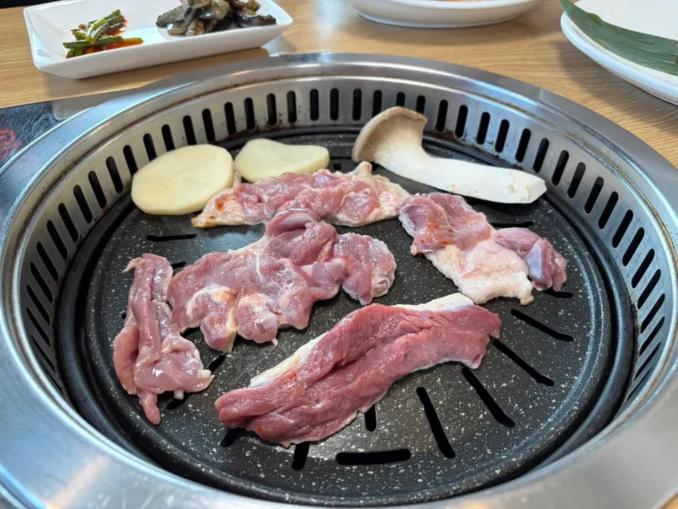 숯불 위에 올린 생오리 고기