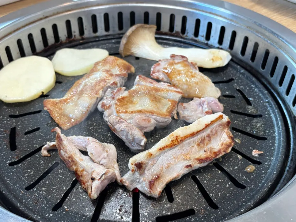 노릇하게 익어가며 기름이 올라온 오리구이