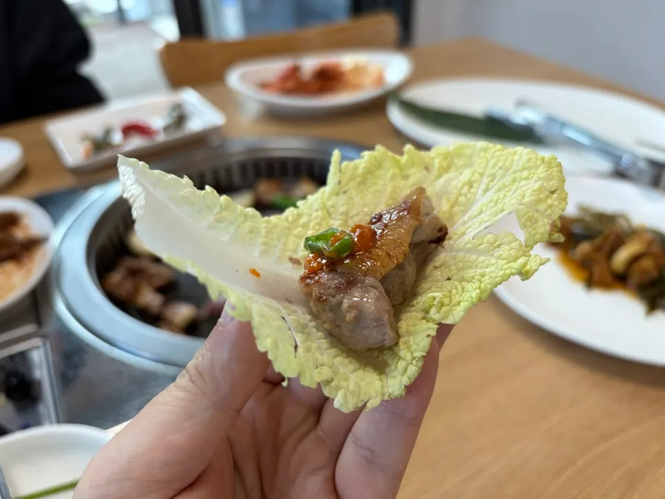 상추에 오리구이와 마늘, 쌈장을 올린 쌈