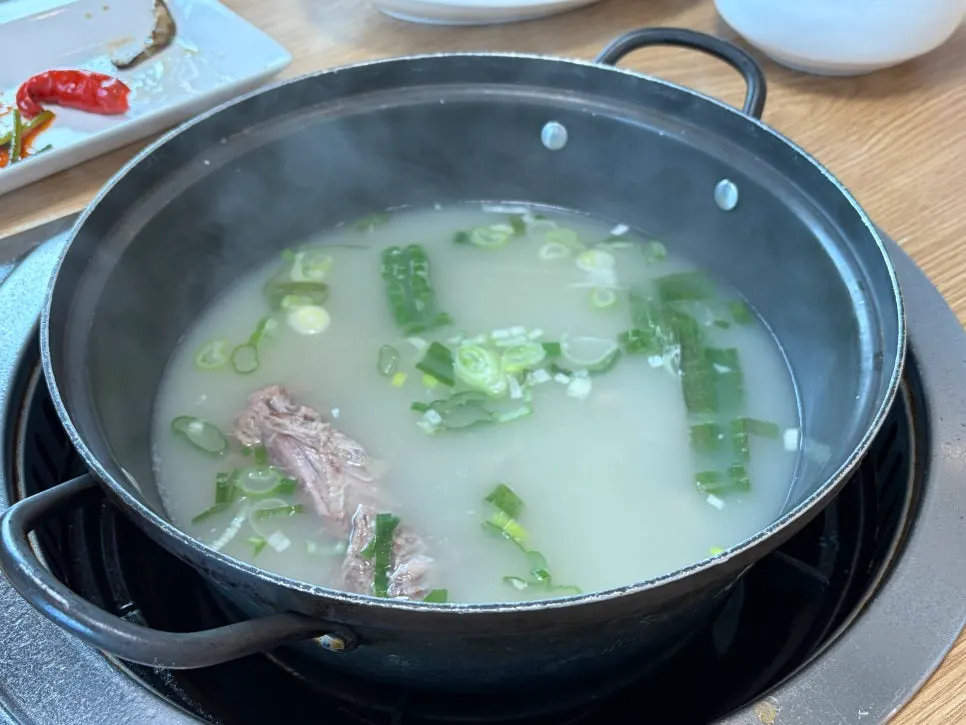 식사 마무리로 나온 오리뼈 오리탕
