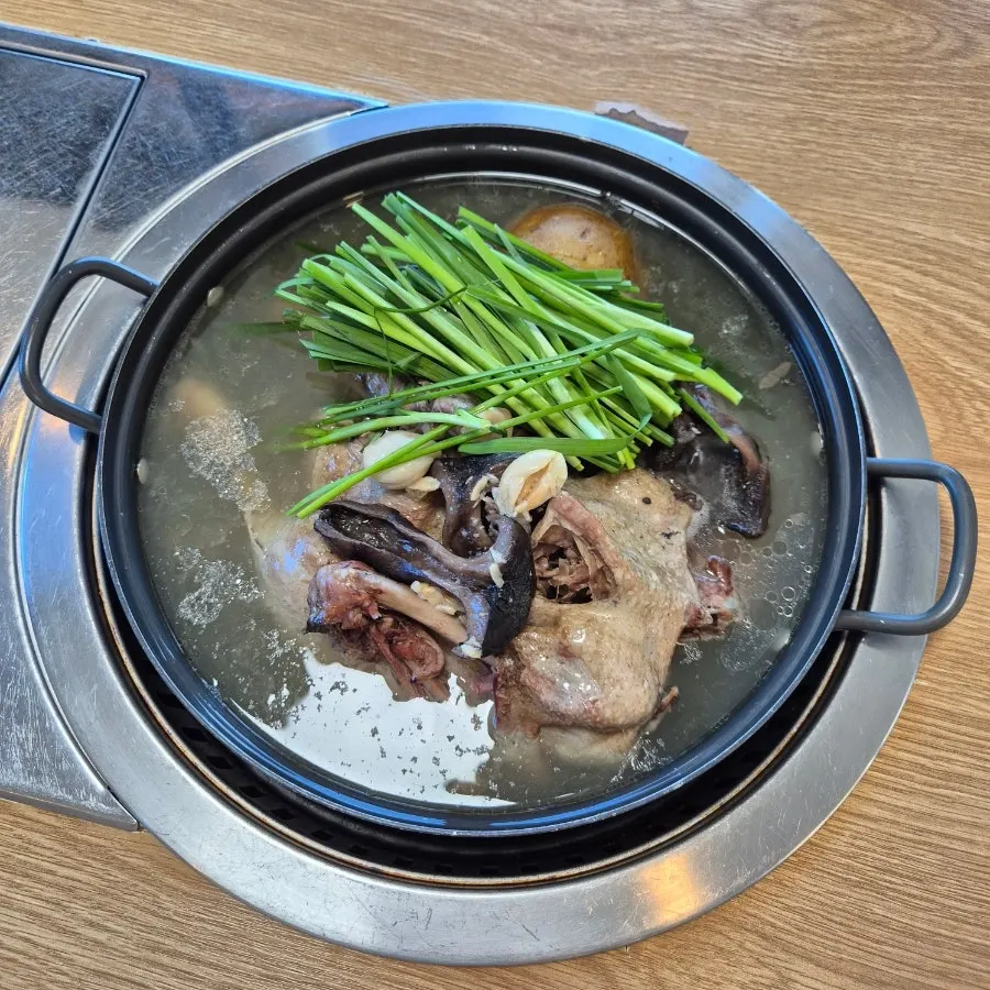 오리 한 마리가 통째로 들어간 능이오리백숙