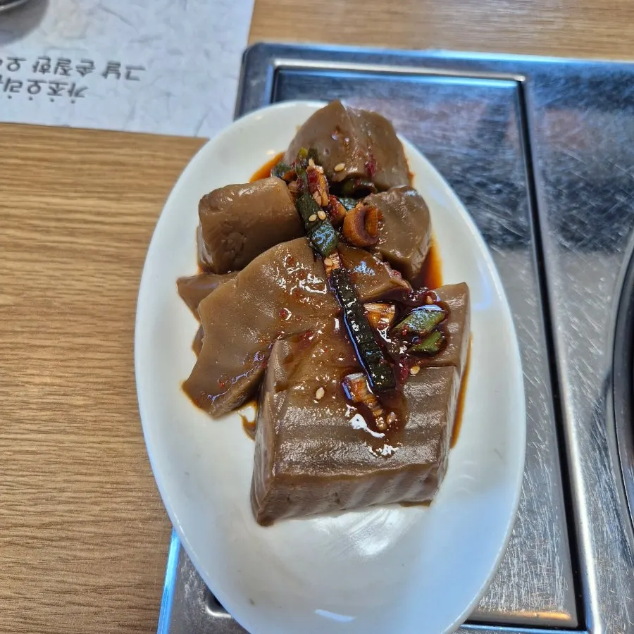 가지나물 마늘쫑 도토리묵 등 반찬 한상
