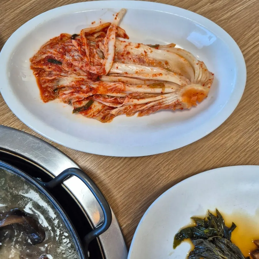 백숙 국물에 부추를 넣어 익히는 모습