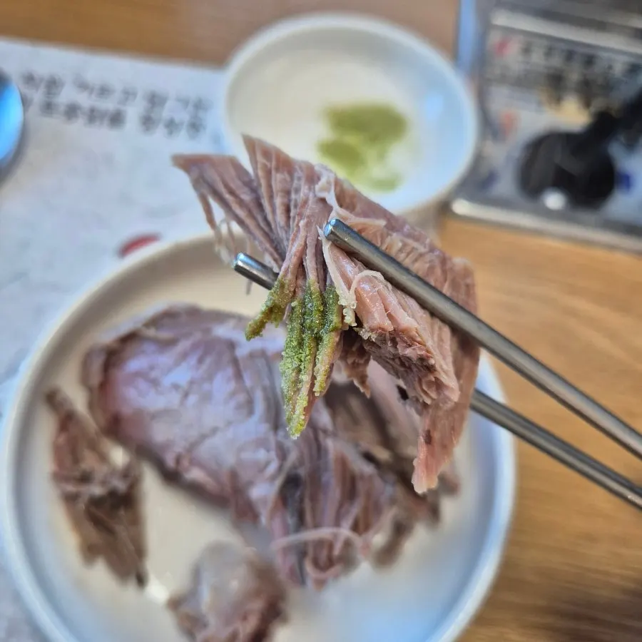 부드러운 오리 가슴살 한 젓가락
