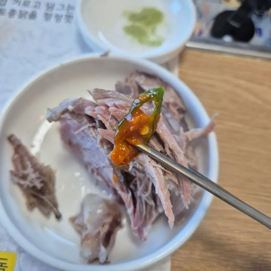 소금과 쌈장에 곁들인 오리 백숙 살코기