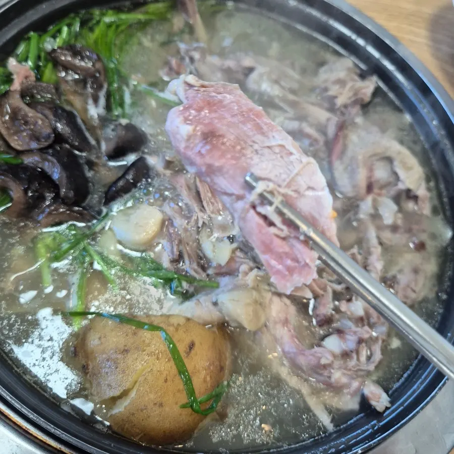 땡초 올린 쌈장과 오리고기 조합