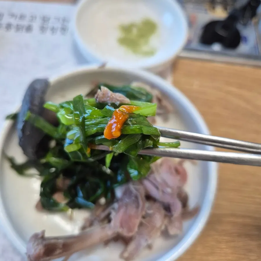 국물을 머금은 능이버섯 한 점