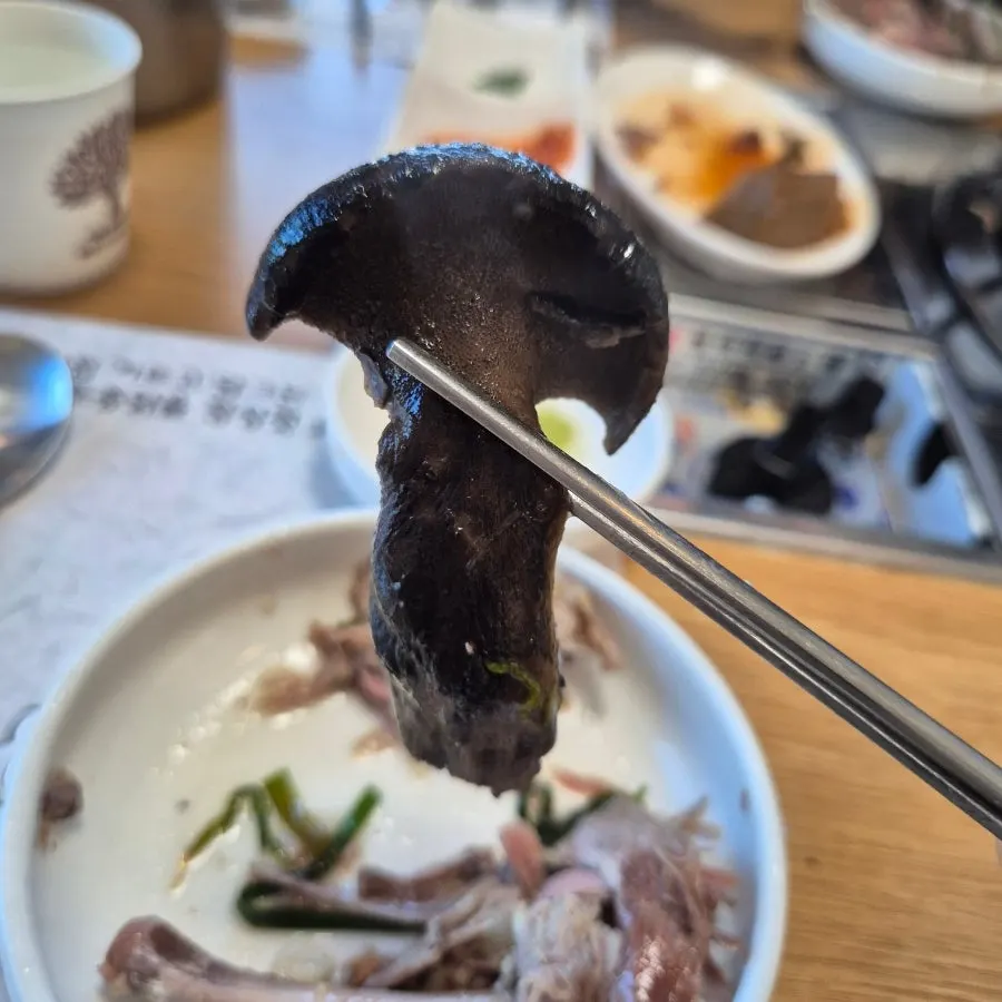 오리 살과 부추, 능이버섯을 함께 담은 앞접시