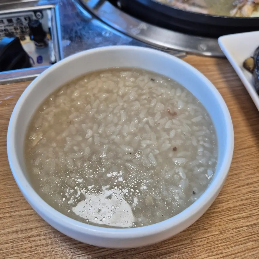 살을 발라 국물을 부은 오리백숙 한 그릇