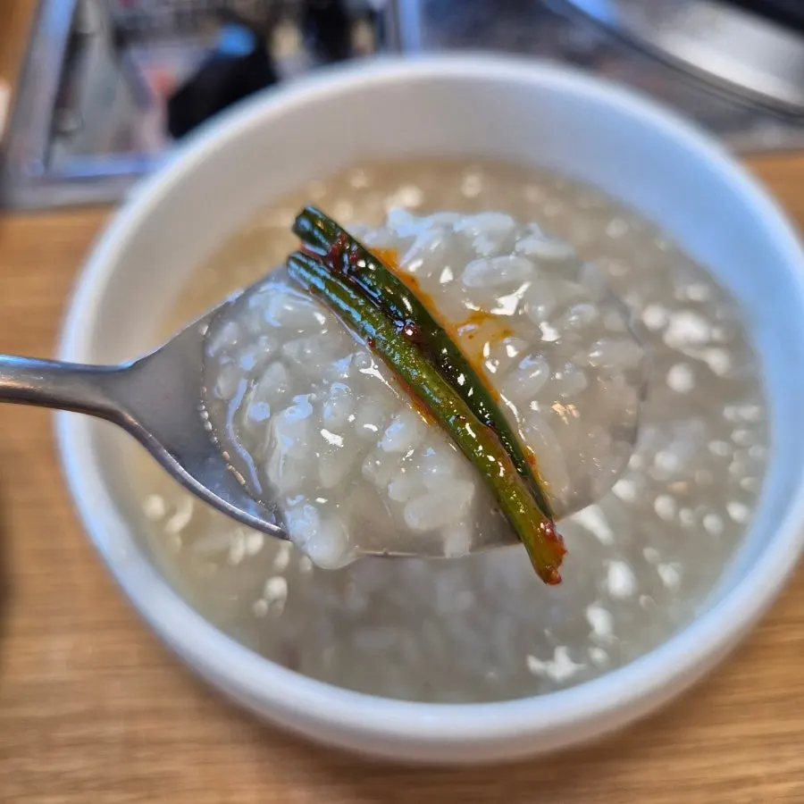 마늘쫑을 올린 백숙 죽 한 그릇