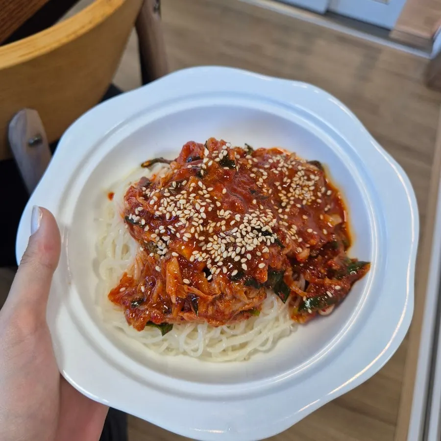 김치가 듬뿍 올라간 비빔국수 그릇