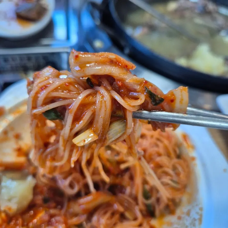 들기름 향이 나는 비빔국수를 비비는 모습